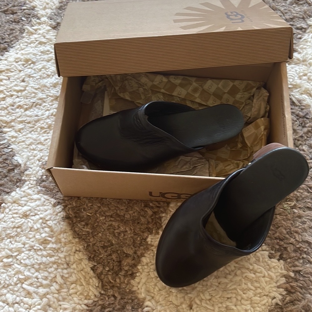 Ugg black leather Australia clogs suede size US 8 excellent used condition
